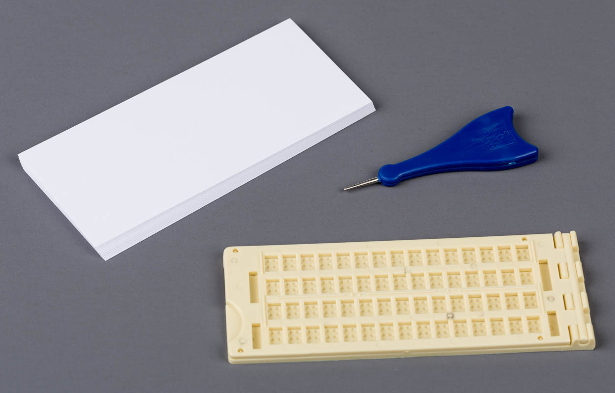 Tableau braille 4 x 15 signes avec étui et stylo, feuilles de notes Tableau braille 4 x 15 signes avec étui et stylo, feuilles de notes